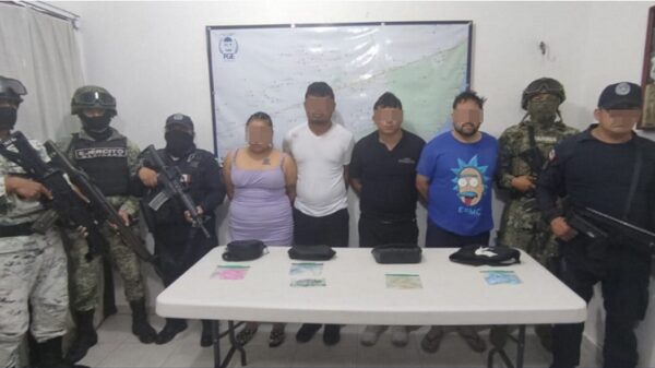 Detienen a cuatro narcomenudistas en el centro de Tulum.