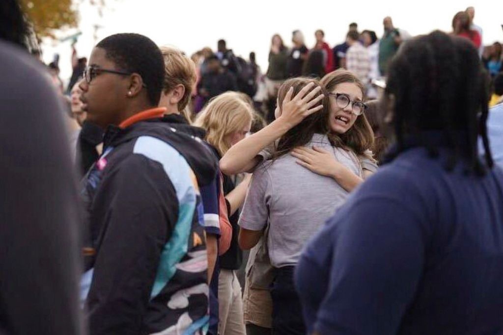 Tiroteo en escuela secundaria de San Luis, EU, deja 3 muertos; el presunto perpetrador fue abatido por la Policía.