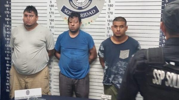 Detienen a tres sujetos por feminicidio en gasolinera de Playa del Carmen.