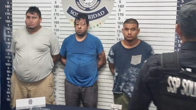 Detienen a tres sujetos por feminicidio en gasolinera de Playa del Carmen.
