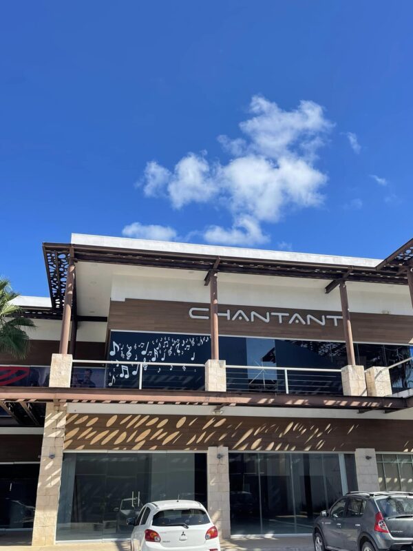 Catea la FGE el bar Chantant en Puerto Cancún; el lugar fue asegurado tras encontrarse presuntamente sustancias ilícitas.