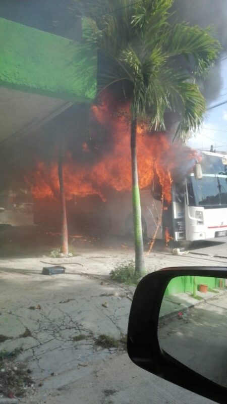 Reportan el incendio de autobús turístico en Cancún; la unidad se encontraba estacionado en la calle 39 de la Supermanzana 70.