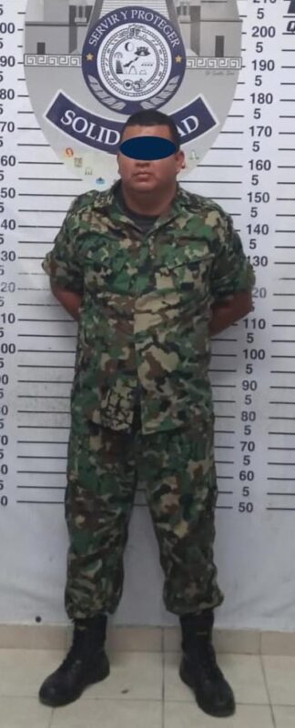 En Playa del Carmen detienen a hondureño vestido con uniforme de la Marina; transitaba en una motocicleta cuando le marcaron el alto.