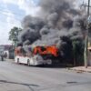 Reportan el incendio de autobús turístico en Cancún (VIDEO).