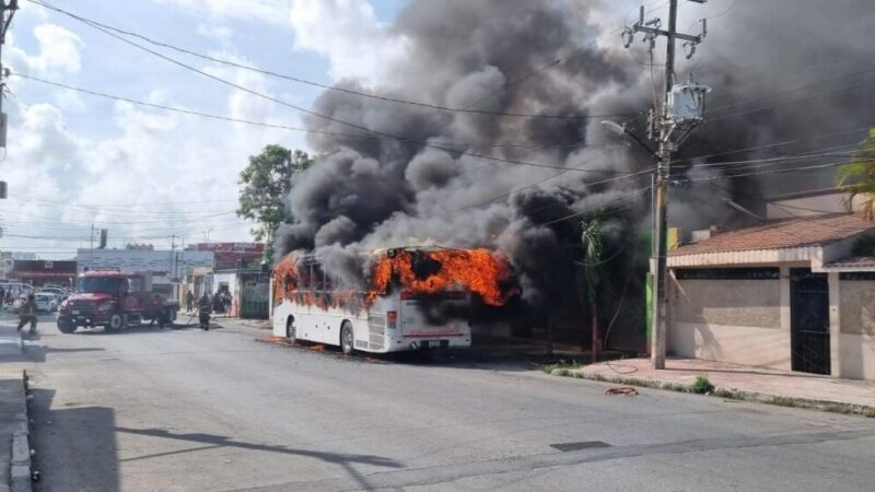 Reportan el incendio de autobús turístico en Cancún (VIDEO).