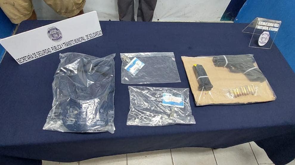 Detienen a tres sujetos por feminicidio en gasolinera de Playa del Carmen; a Ricardo “A” le hallaron el arma con la que ejecutó a una mujer.