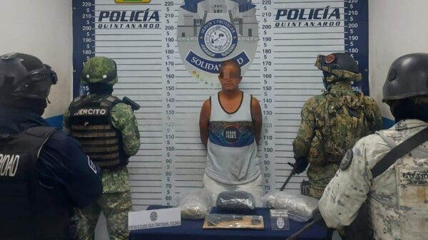 Detienen a sujeto con arma y droga en colonia Bellavista de Playa del Carmen.