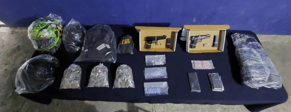 Detienen a dos narcomenudistas en la Supermanzana 259 de Cancún; un hombre y una mujer fueron asegurados en un Jetta. Traían armas y droga.