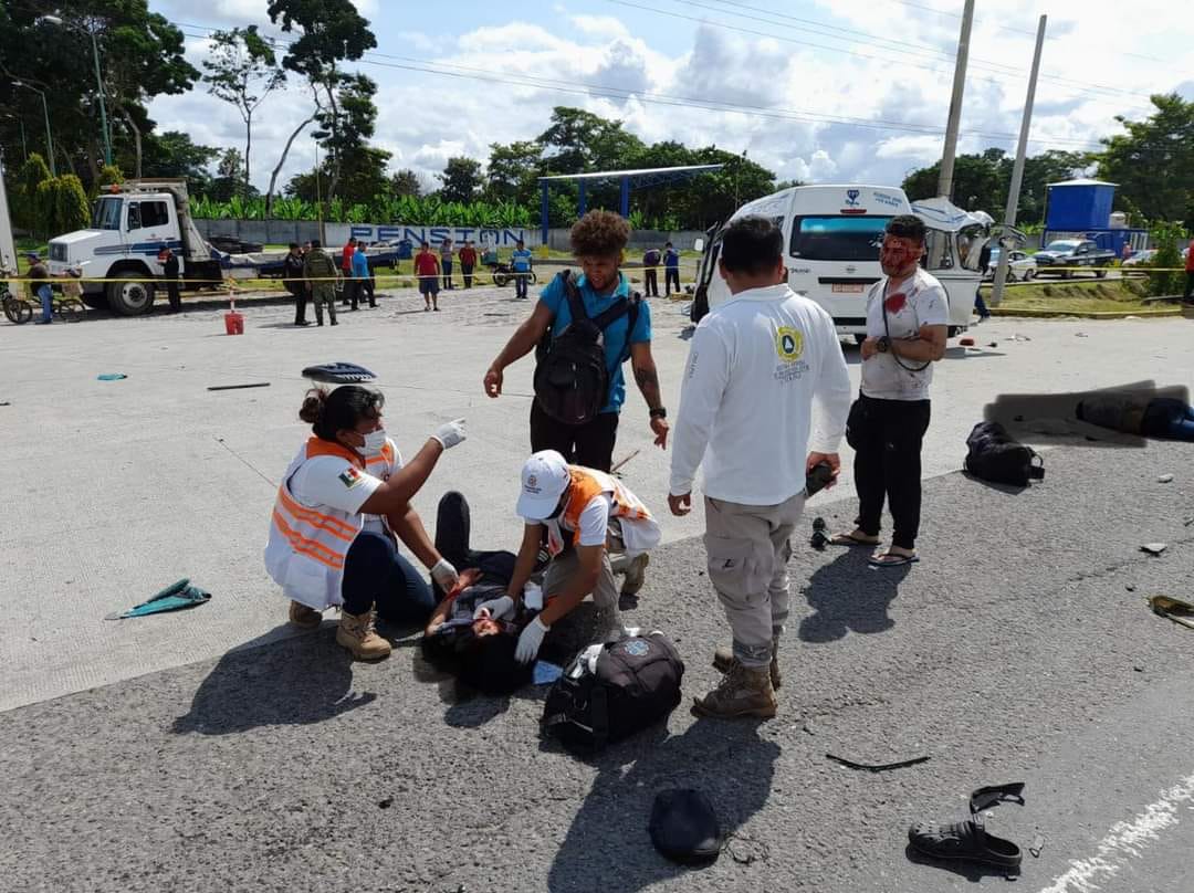 Otra tragedia de inmigrantes en carretera de Chiapas (VIDEO); van que transportaba a un grupo de pasajeros chocó contra un tráiler en Suchiate.