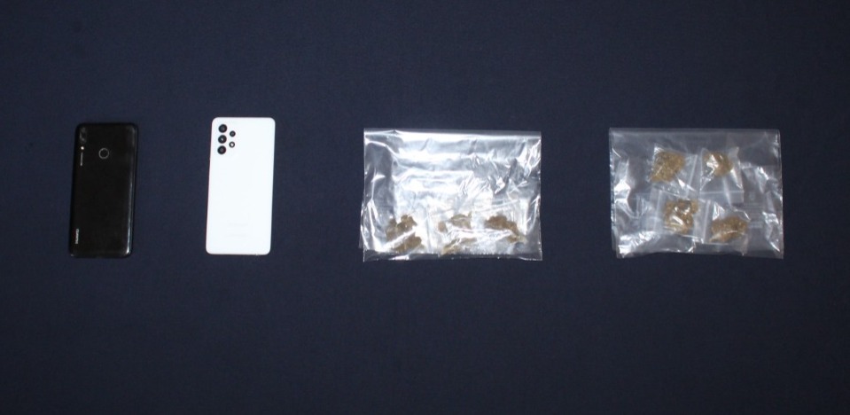 Caen dos narcomenudistas en la colonia Santa Cecilia de Cancún; a los detenidos les aseguraron dos motocicletas y marihuana.