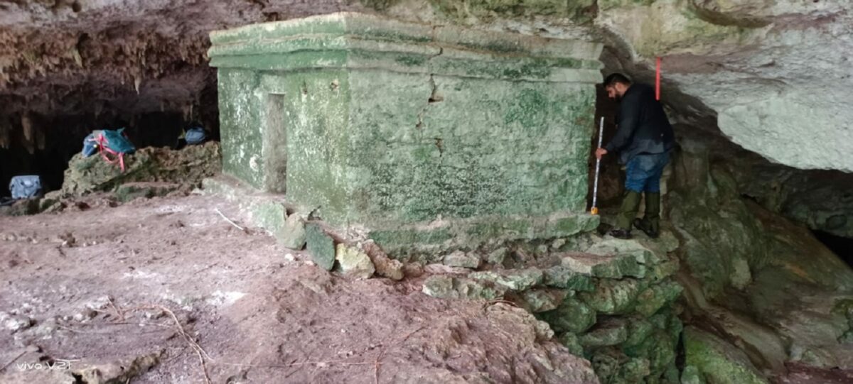 En la imagen, especialista del INAH explora una cueva del asentamiento Ocho Balas, el cual tiene un templo intacto en su interior. El nombre del sitio se debe a que en sus alrededores se encontraron ocho piezas de munición, que podrían haber sido dejadas por indígenas insurrectos durante la Guerra de Castas (1847-1901).