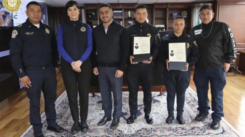 Ascienden a policías que frustraron asalto en CDMX