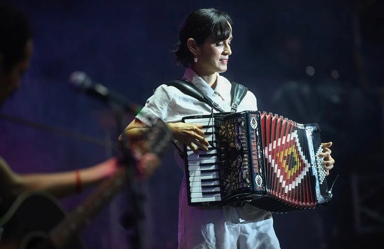 Así fue como Julieta Venegas hizo una colaboración con Bad Bunny