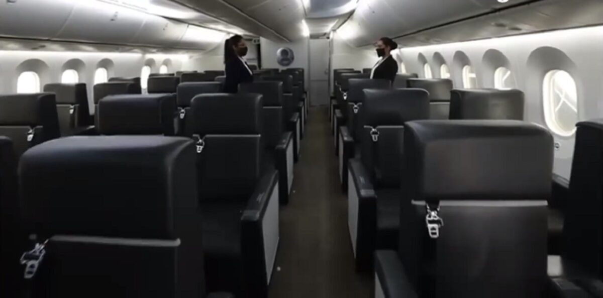 Aspecto del interior del avión presidencial, durante una exhibición ofrecida por elementos de la Sedena.