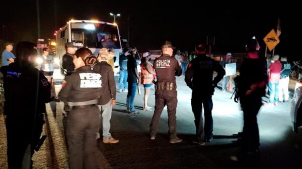 Caos en carretera de Sonora por bloqueo de indígenas yaquis