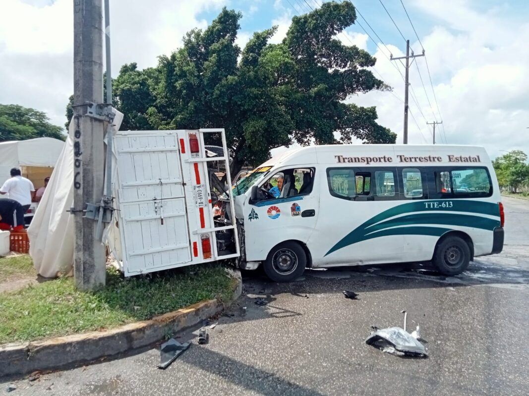 Aparatosa colisión en la Leona Vicario en la Supermanzana 200 de Cancún; chofer de una camioneta quiso ganar el paso a una combi de TTE.