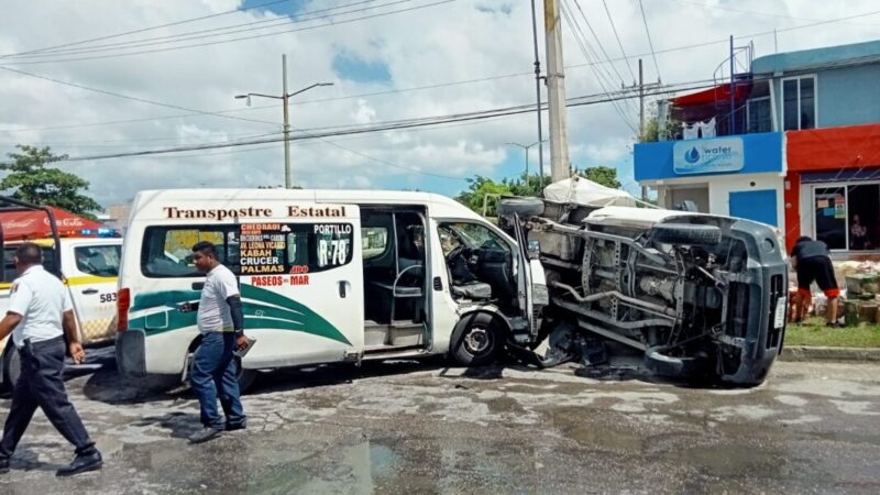Aparatosa colisión en la Leona Vicario en la Supermanzana 200 de Cancún.