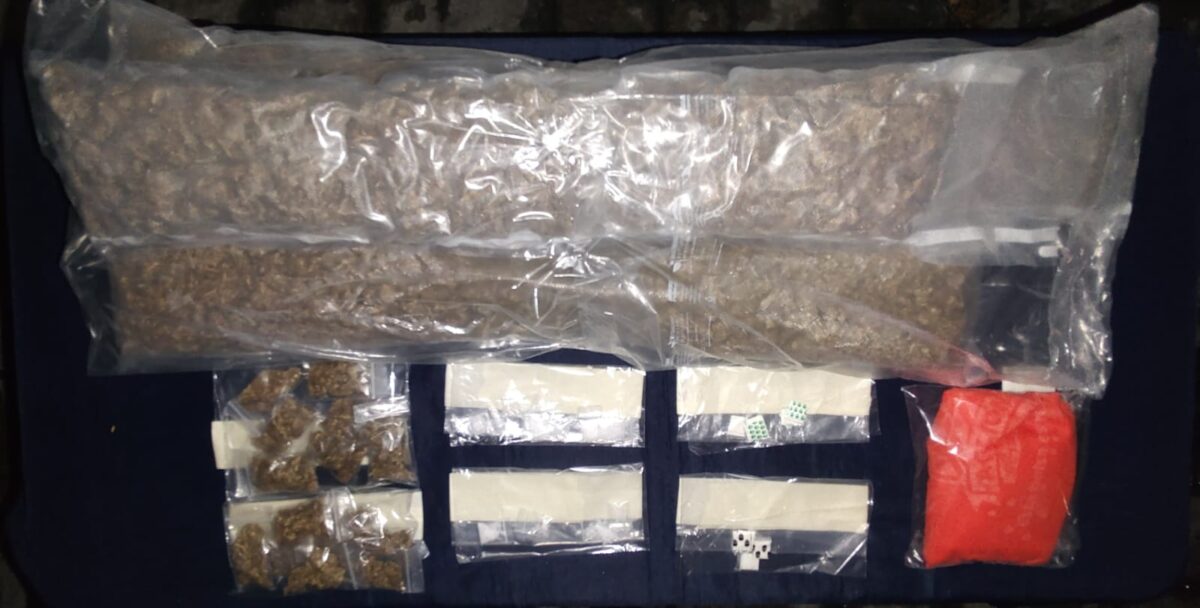 Caen dos distribuidores de droga en Villas del Sol; a Miguel Ángel “N” y Brayan “N” les decomisaron dosis y paquetes con marihuana.