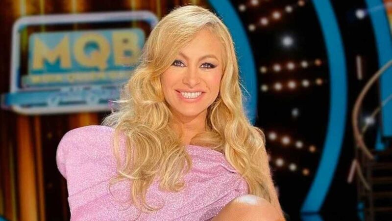 Captan a Paulina Rubio haciendo del baño en la playa