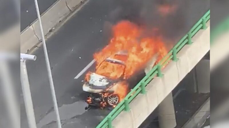 Auto se estrella en segundo piso del Periférico y estalla en llamas