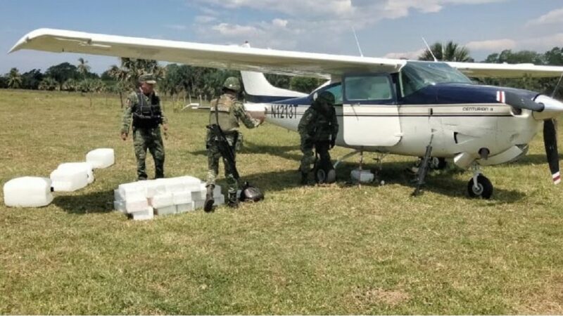 Aseguran en Chiapas avioneta con 340 kilos de cocaína.