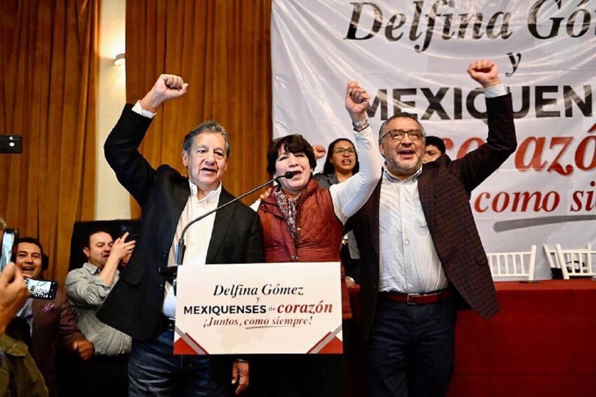 “Estoy muy entusiasmada, porque junto con mis compañeros de Morena @horacioduarteo , @higinio_mtz y liderazgos de la entidad ratificamos que vamos unidos rumbo al 2023 para que le vaya muy bien al Estado de México. Se quedaron con ganas de dividirnos, con nosotros no van a poder”, tuiteo Delfina Gómez.
