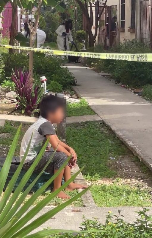 Ejecutan a un joven en Villas Otoch Paraíso de Cancún; la víctima recibió varios disparos en el interior de su vivienda en uno de los pasillos.