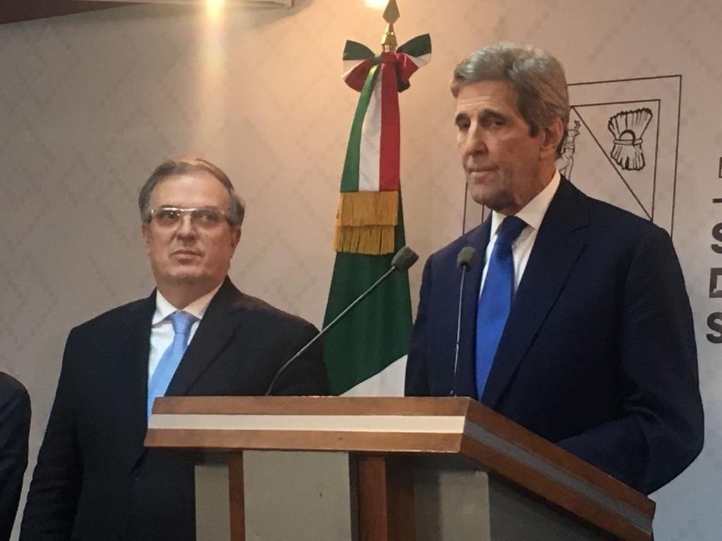 El canciller mexicano, Marcelo Ebrard, y el enviado estadunidense John Kerry, en conferencia de prensa posterior al encuentro binacional sobre cambio climático.