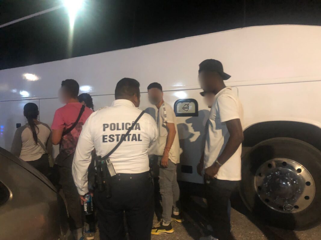 En Campeche aseguran en dos autobuses a 165 indocumentados; fueron detectados en un puesto de revisión en la carretera a Mérida.