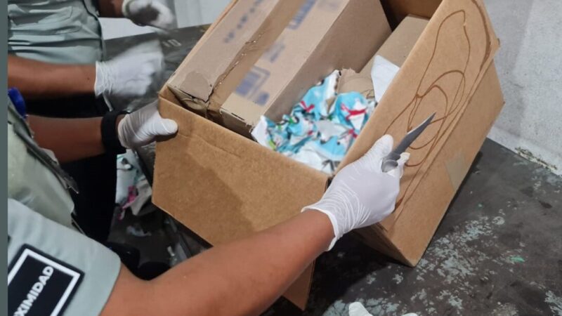 Decomisan paquetes con droga en el aeropuerto de Cancún.