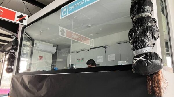 Día de Muertos: Con embolsados ‘adornan’ estación del Cablebús.