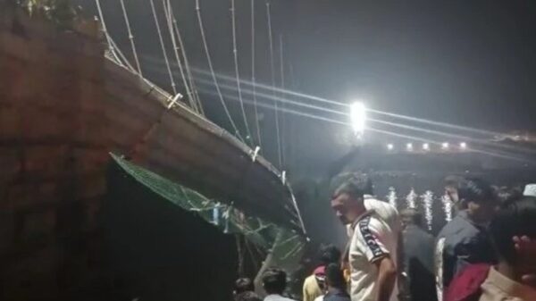 Colapso de un puente en la India provoca la muerte de al menos 40 personas (VIDEO).