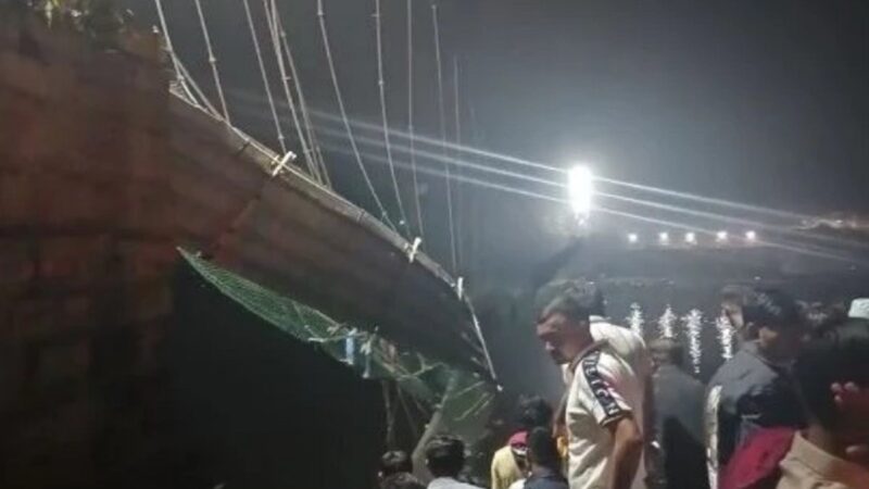 Colapso de un puente en la India provoca la muerte de al menos 40 personas (VIDEO).