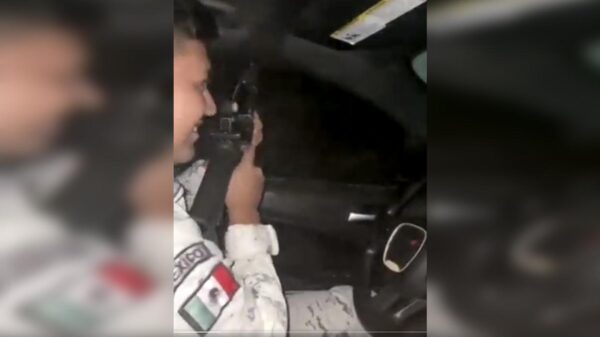 Otra de la Guardia Nacional, los exhiben disparando al aire desde auto