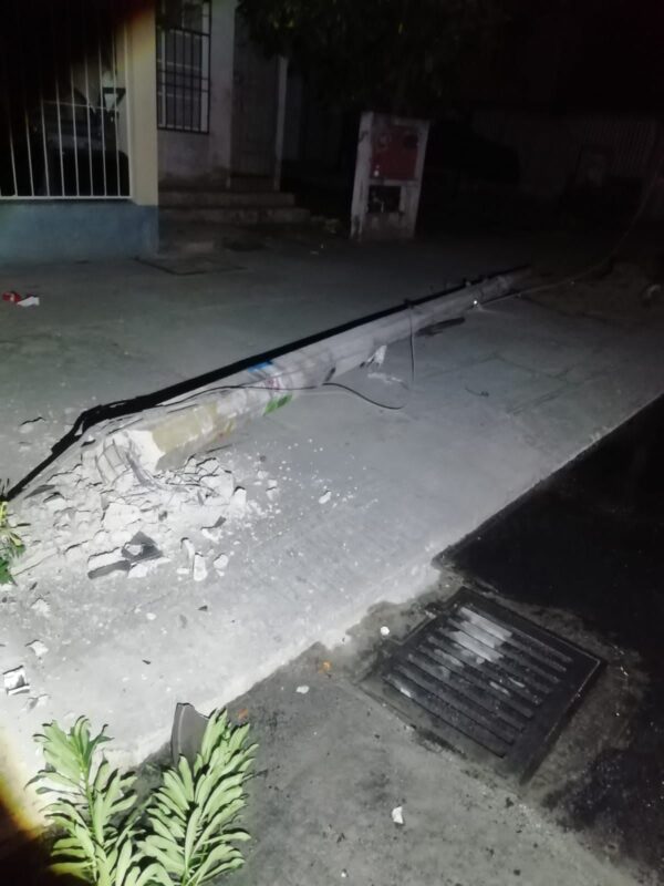 Choca y su auto termina calcinado en la Supermanzana 224 de Cancún; el conductor derribó un poste de la CFE.