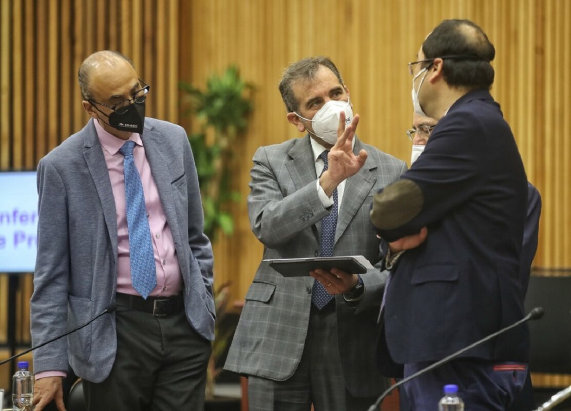 Los recursos que se destinan al INE han sido tema de un arduo debate entre el Gobierno federal y los consejeros electorales. El Gobierno ha cuestionado los salarios y prestaciones que percibe una “burocracia dorada” en este órgano electoral, el cual a su vez ha rechazado las acusaciones de dispendio y de protagonismo del que se señala a su Consejero Presidente Lorenzo Córdova Vianello.