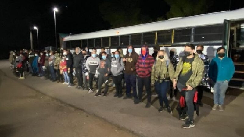 Rescatan en Sonora a 312 personas migrantes en dos autobuses.