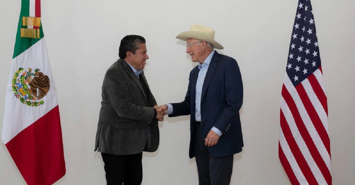 El gobernador de Zacatecas, David Monreal Ávila (izq), saluda al embajador de Estados Unidos, Ken Salazar.