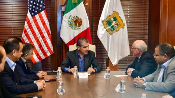 Llama Ken Salazar a no politizar la migración