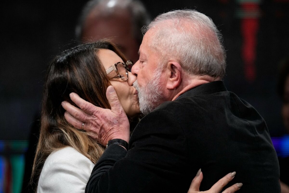 El ex presidente Luiz Inácio Lula da Silva, no alcanzó 50 % de los votos, pero se mostró confiado en que finalmente triunfará el 30 de octubre. Aseveró que el estado de Sao Paulo, donde el mandatario Jair Bolsonaro resultó victorioso por casi 7 %, será la región que decida la elección. En la imagen besa a su esposa, Rosangela Silva, tras el cierre de casillas.