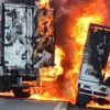 Normalistas bloquean carretera en Michoacán quemando camiones
