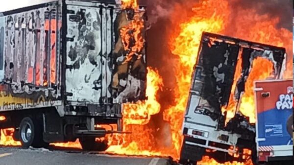 Normalistas bloquean carretera en Michoacán quemando camiones