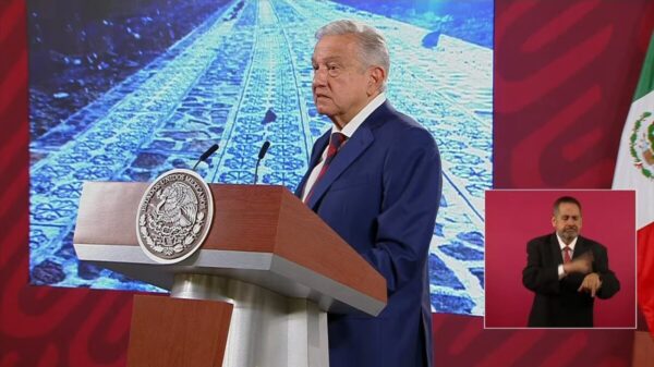 En el Día del Caminero, presume AMLO vías artesanales hechas en Oaxaca