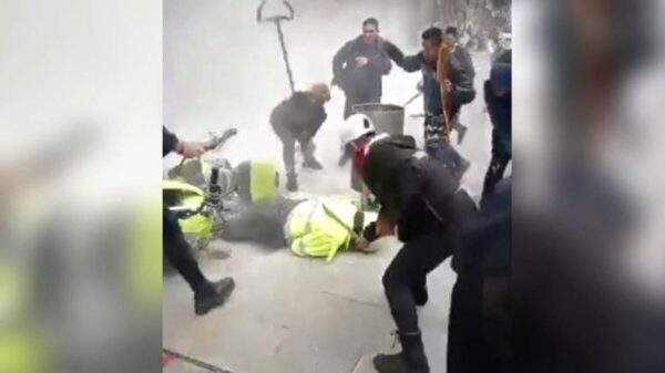 Propinan brutal paliza a policía durante disturbios en Colombia