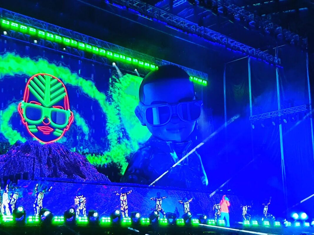 Pese a la larga espera, cancunenses disfrutan concierto de Daddy Yankee