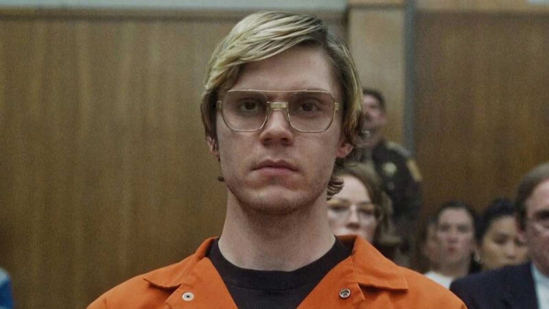 Por romantizar los crímenes de su hijo, el papá de Jeffrey Dahmer planea demandar a Netflix