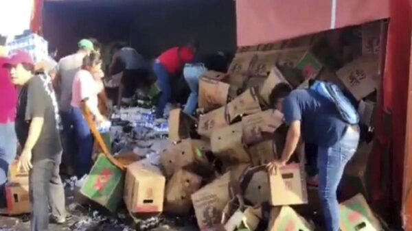 Rapiñan en minutos camión que transportaba cervezas en Campeche