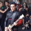 Richard Z. Kruspe, guitarrista de Rammstein, improvisa concierto en el Zócalo de la CDMX