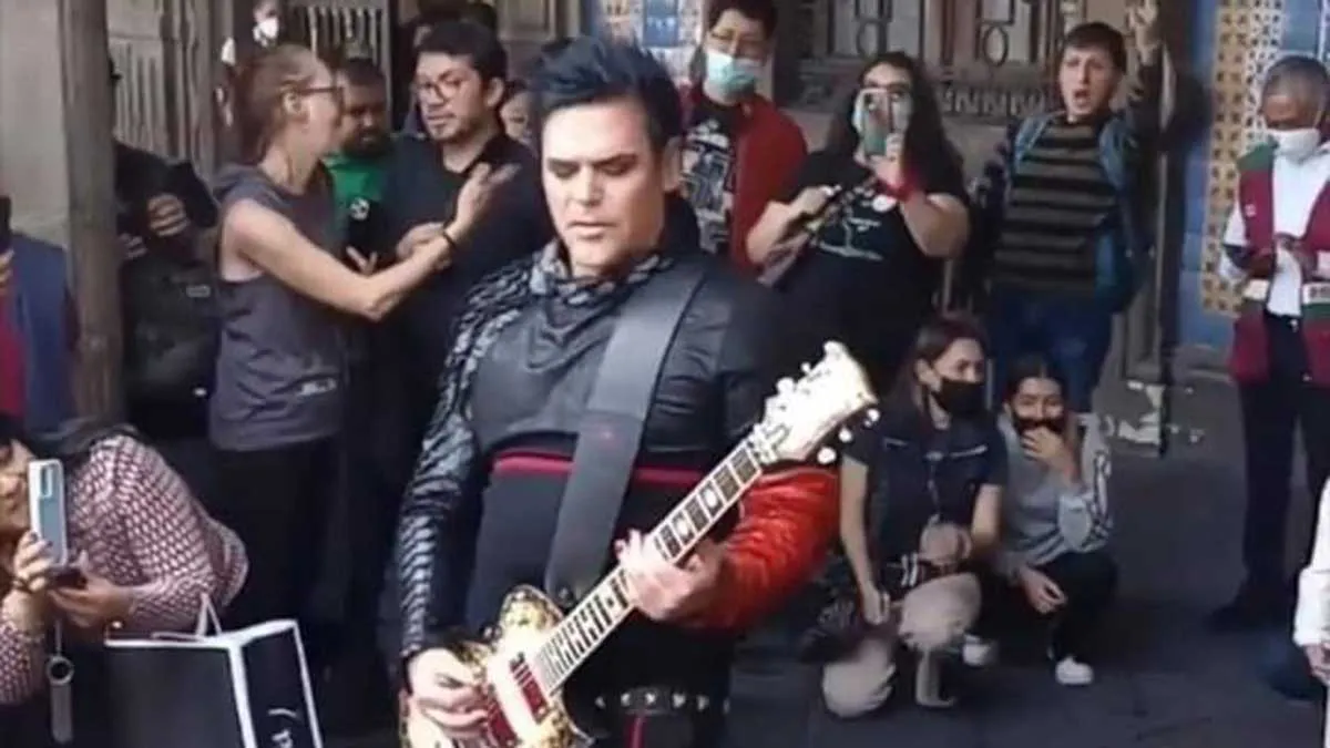 Richard Kruspe, guitarrista de Rammstein, improvisa concierto en el Zócalo  de la CDMX