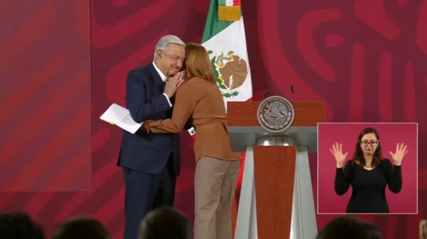 Emotiva renuncia en la mañanera de Tatiana Clouthier a la SE